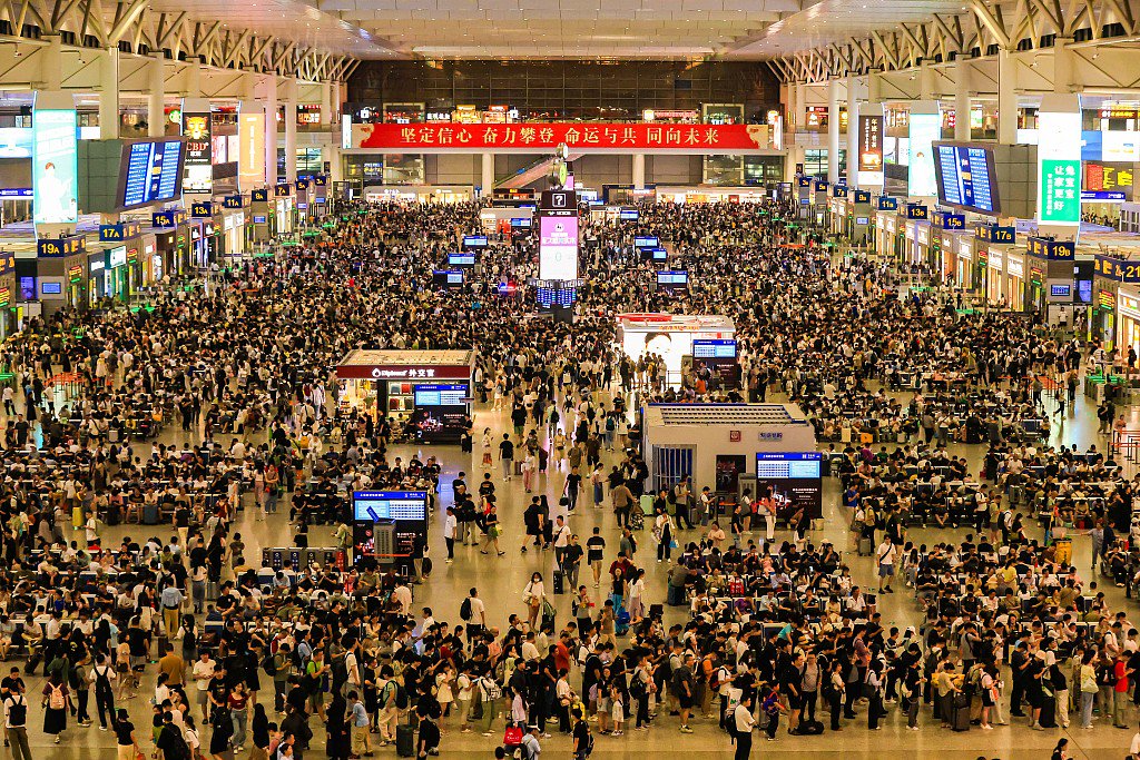 2024年8月16日，上海虹桥火车站，暑期节假日迎来客流高峰。视觉中国 资料图